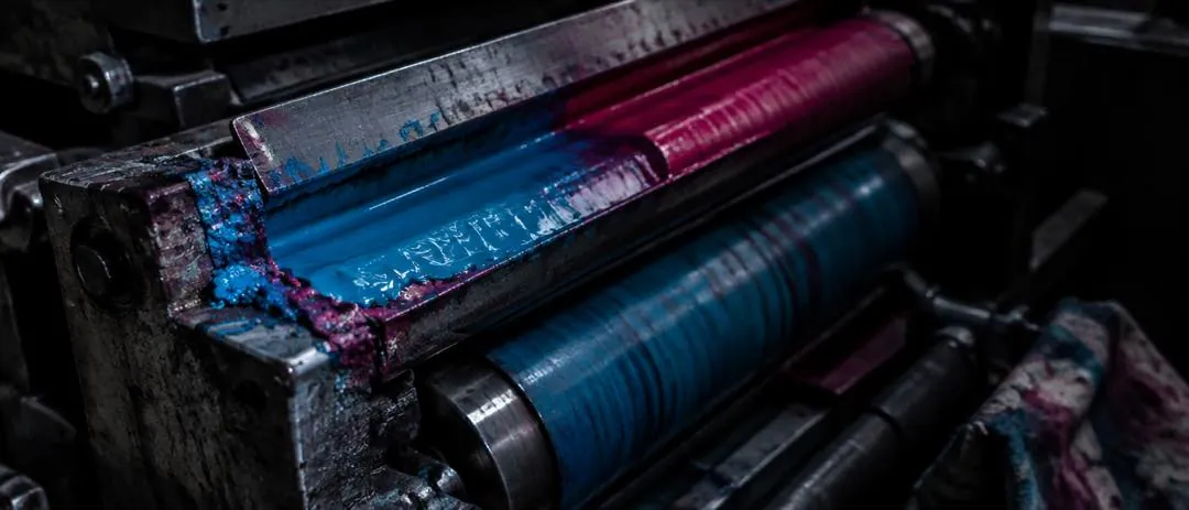 Farbkästen einer Offsetmaschine, CMYK-Prozessfarben.